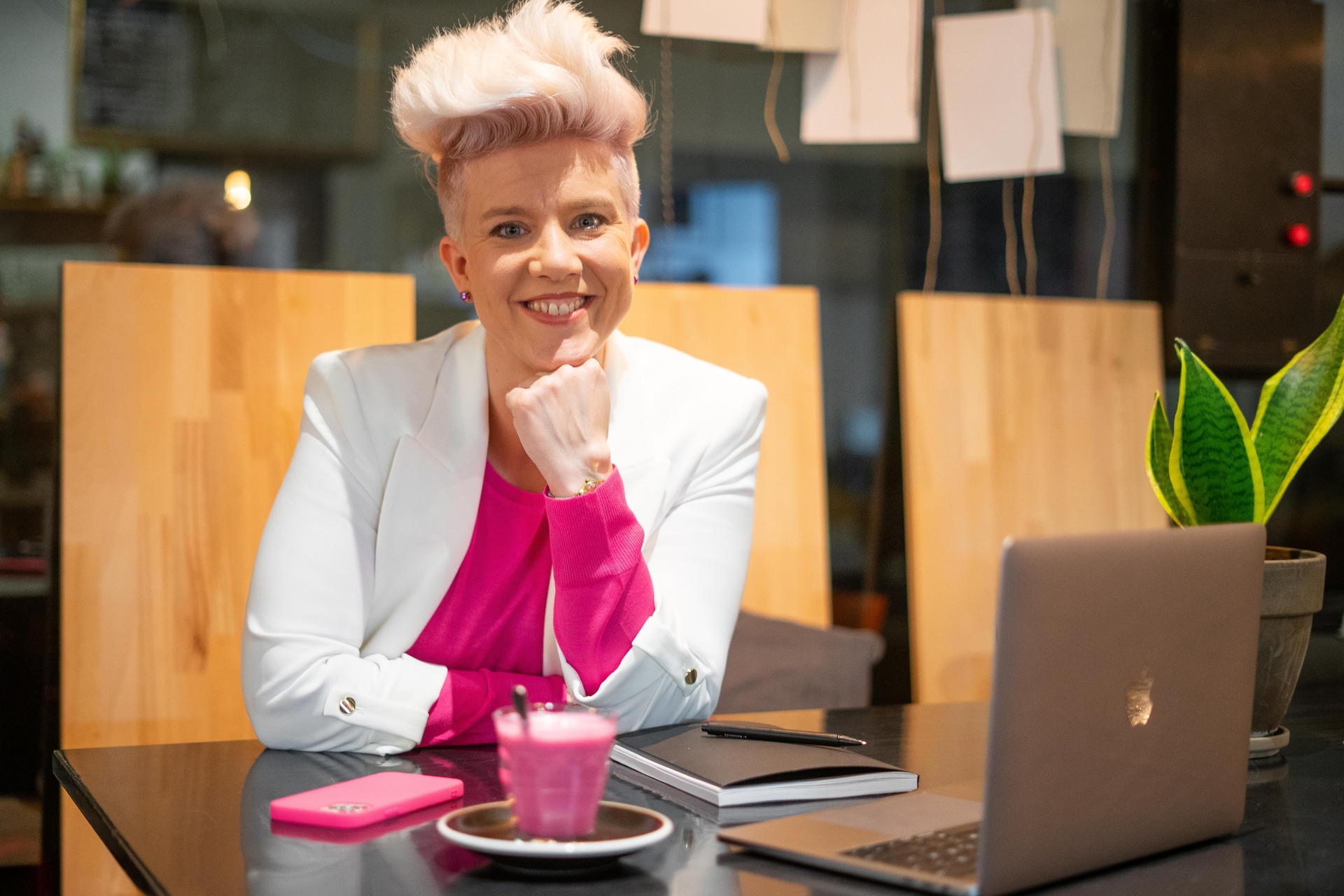 Yvonne Braschke Cafe Business Lady Laptop pink