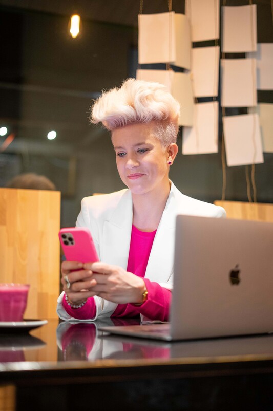 Yvonne Braschke Business Woman pink weiß Handy Laptop